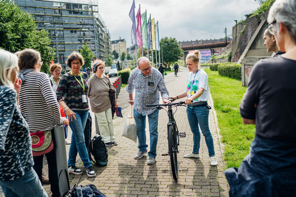 Das Bild zeigt Menschen bei einem Workshop zu Mobilität auf dem Jubiläumsfestival der GLS Bank.