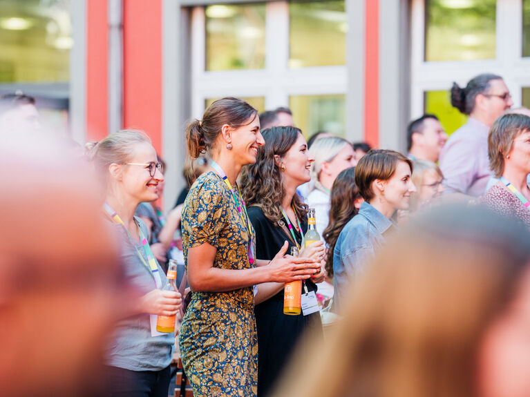 Das Bild zeigt eine Gruppe Mitarbeitende auf der Terrasse des GLS Bank Hauptsitzes in Bochum.
