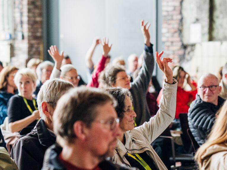 Das Bild zeigt Menschen bei einer Abstimmung.