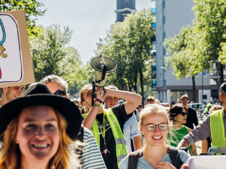 Menschen demonstrieren mit Schildern beim Klimastreik in Bochum.