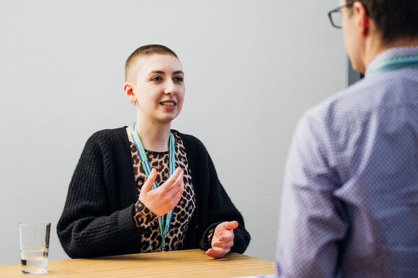 Zwei Personen unterhalten sich.