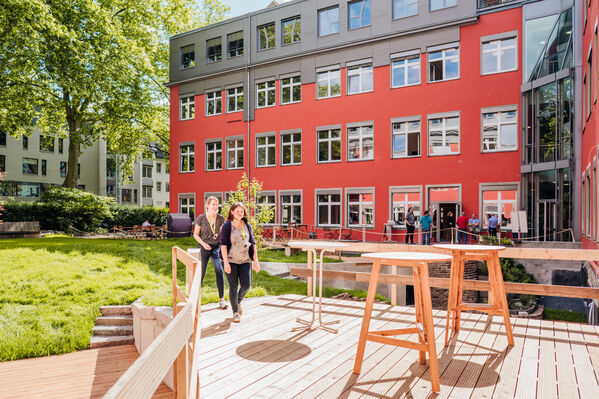 Das Foto zeigt einen Teil des Gartens der GLS Bank am Hauptsitz Bochum.