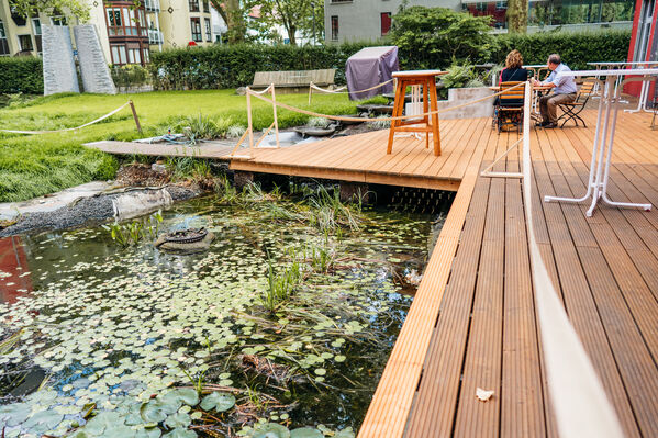 Gartenteich mit Holzterasse.