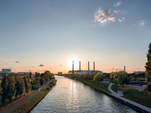 Das Bild zeigt einen Fluss im Sonnenuntergang.