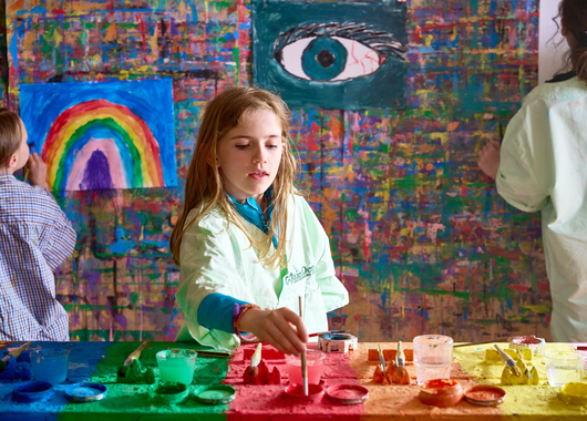 Drei Schülerinnen der Freien Waldorfschule Wülfrath malen Bilder mit bunten Farben.