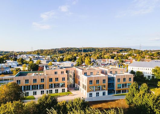 Das Bild zeigt den Holzneubau der Universität Witten Herdecke.